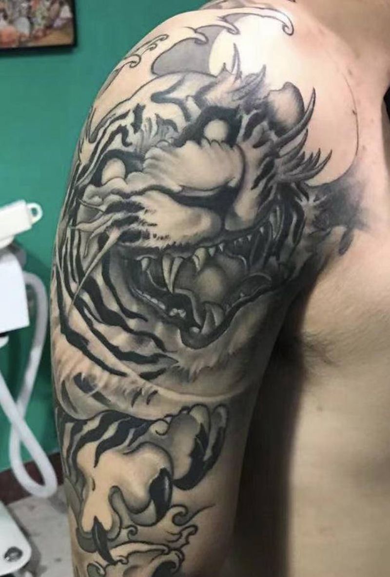 大臂纹身图片_手臂新传统纹身图案