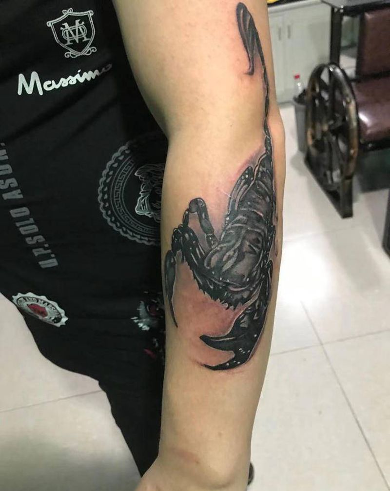 写实蝎子纹身图片_手臂纹身图案