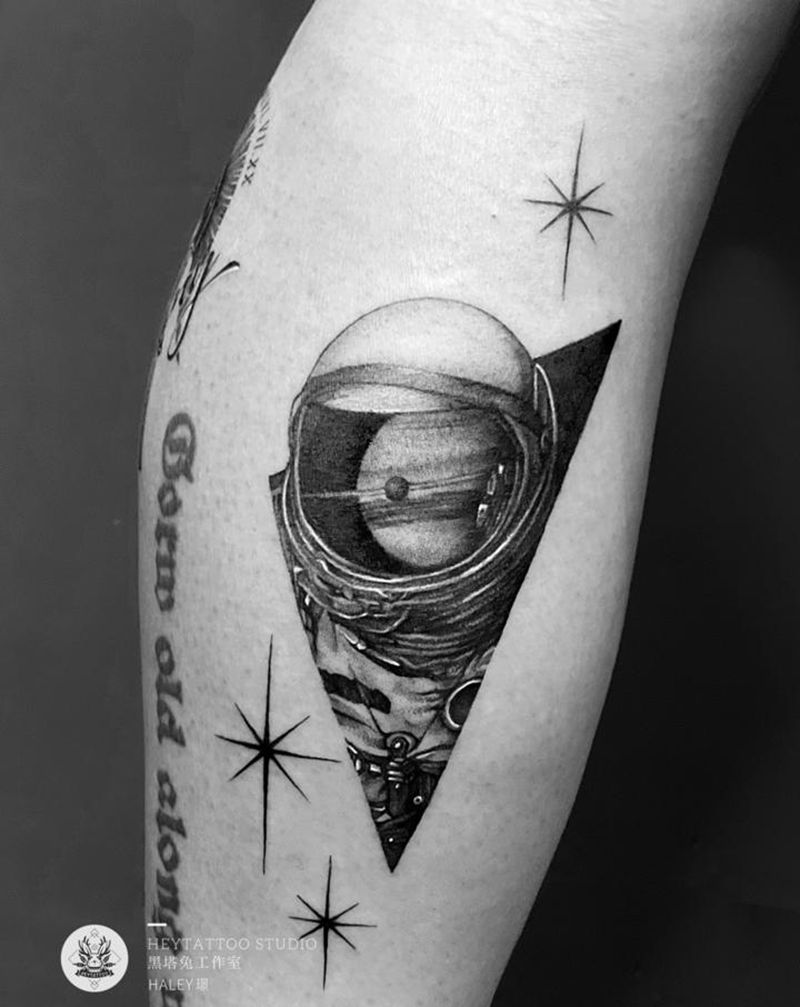 宇航员纹身图片_腿部点刺纹身图案