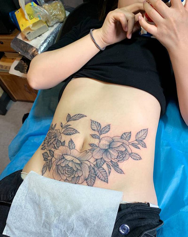 素花覆盖纹身图片_腹部新传统点刺纹身图案