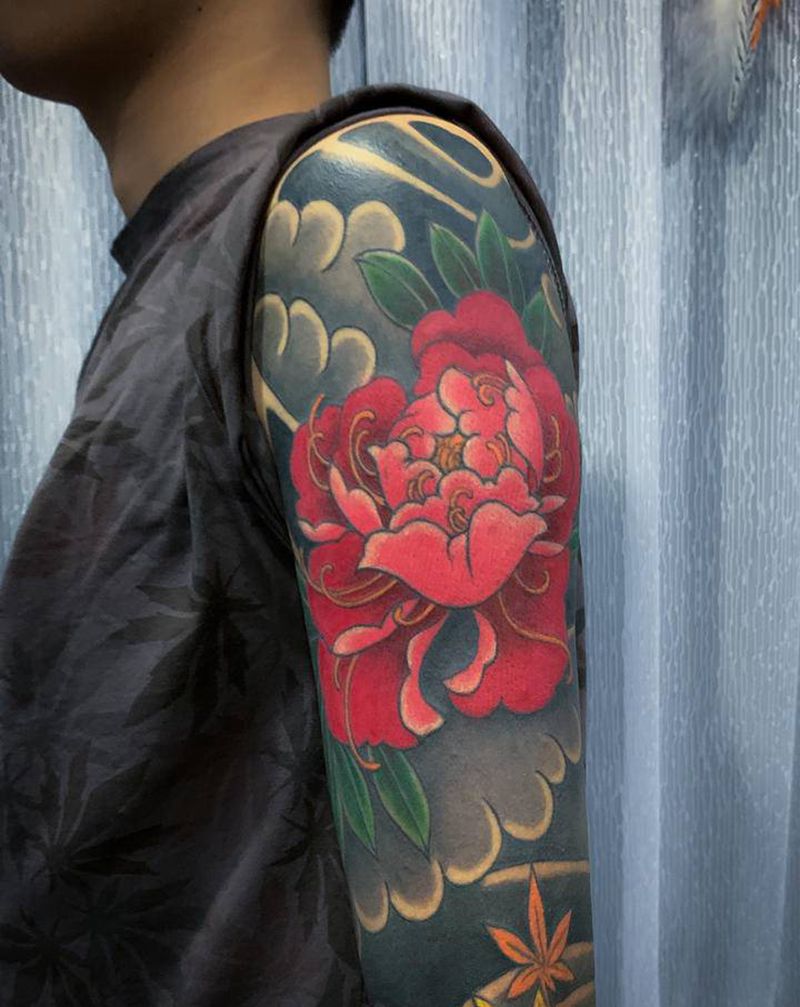 花臂牡丹纹身图片_手臂老传统纹身图案