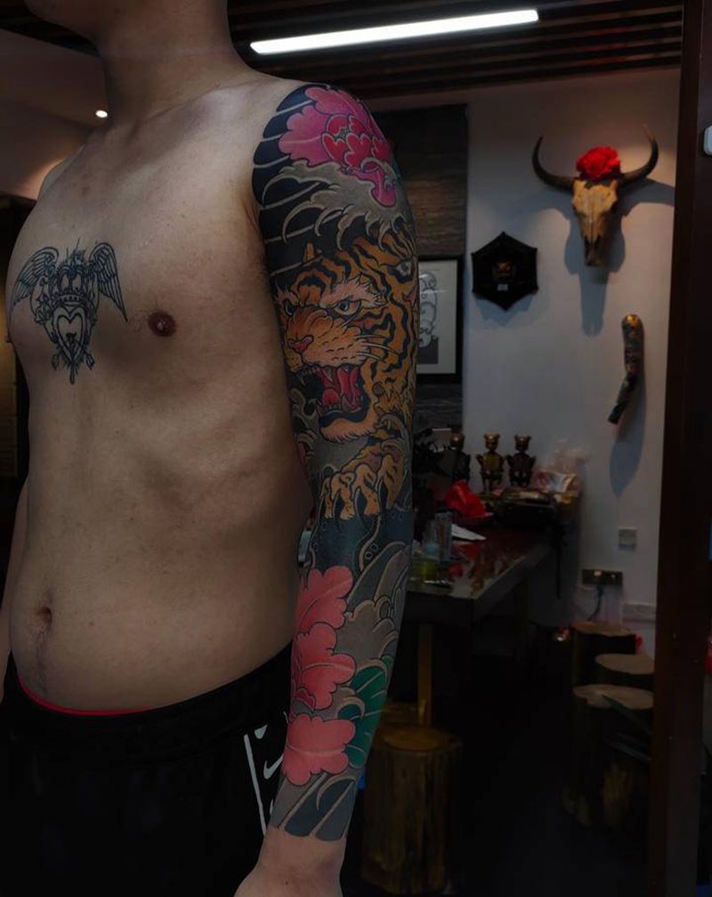 驻店纹身师雪妃作品纹身图片_手臂老传统老虎纹身图案