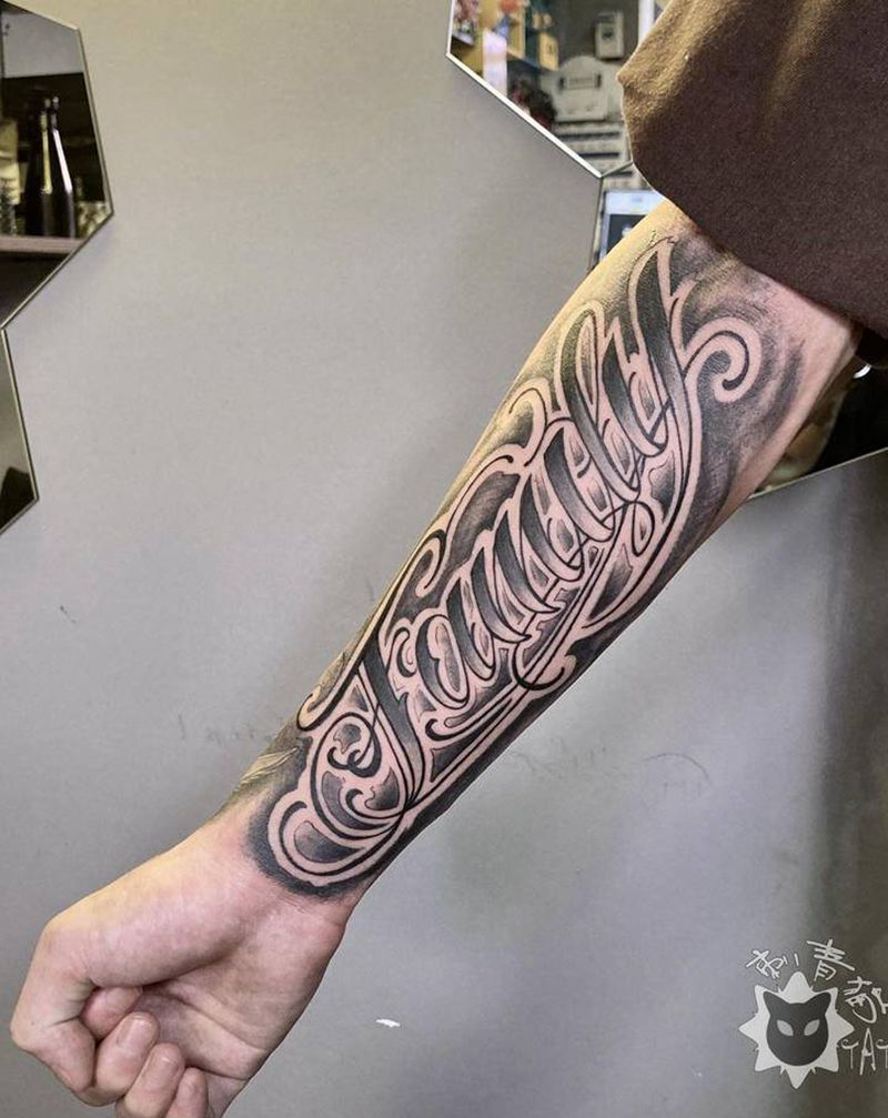 花体纹身图片_手部手臂花体字花体英文字母奇卡诺纹身图案