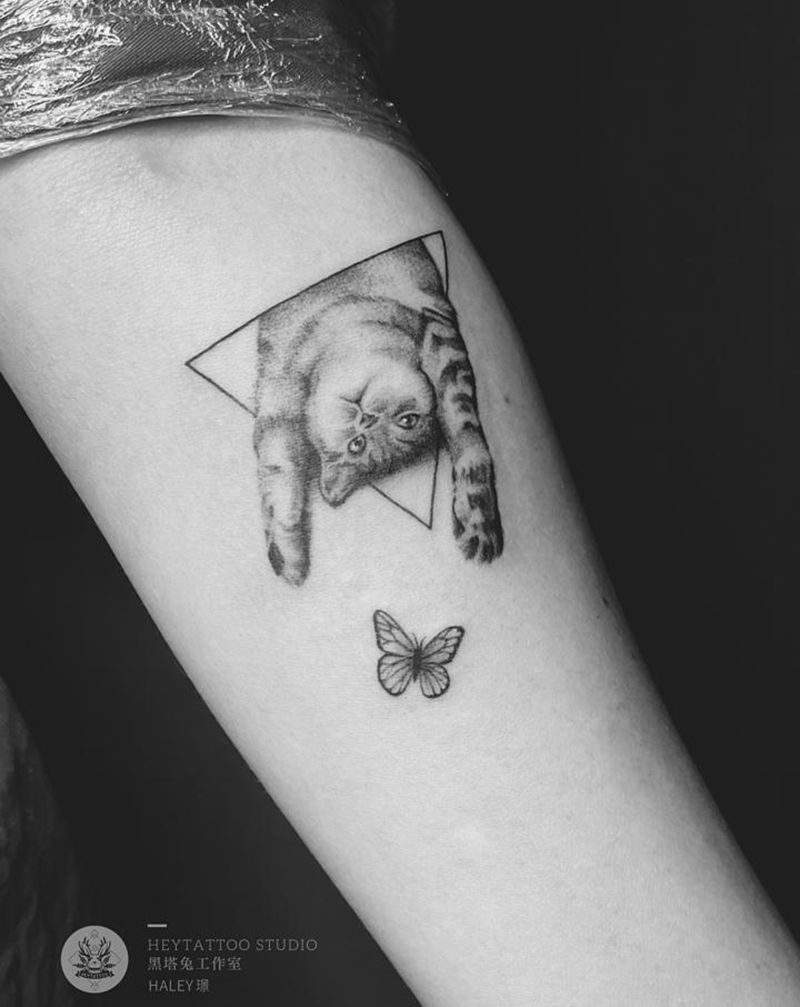 喵与蝶纹身图片_手部点刺纹身图案