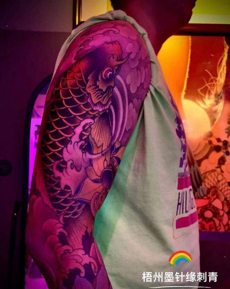 招财鲤鱼大花臂纹身图片_手臂手部新传统纹身图案