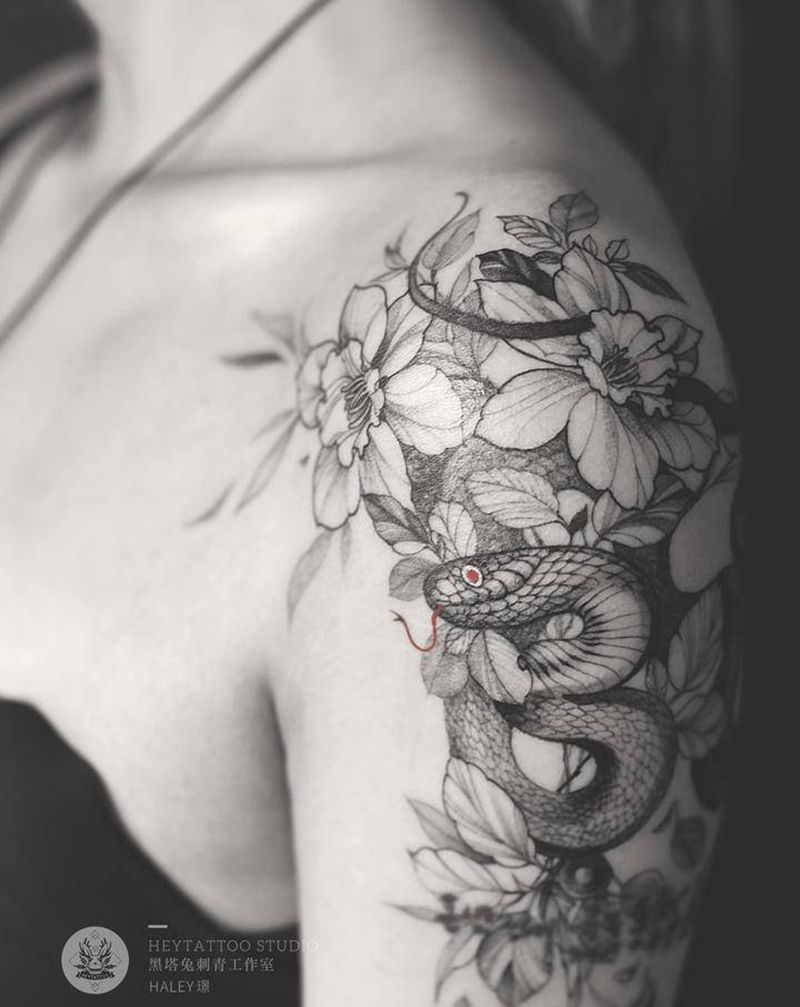 生肖の蛇纹身图片_肩部点刺蛇素花纹身图案