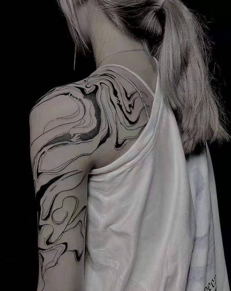 乱纹身图片_肩部水墨纹身图案