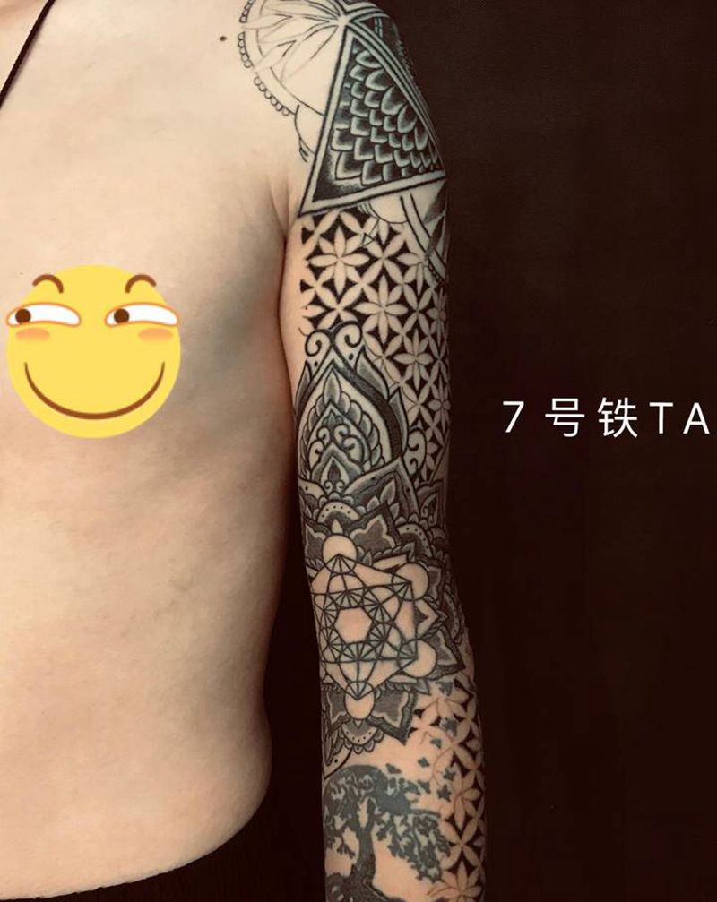 曼陀罗纹身图片_手部几何纹身图案