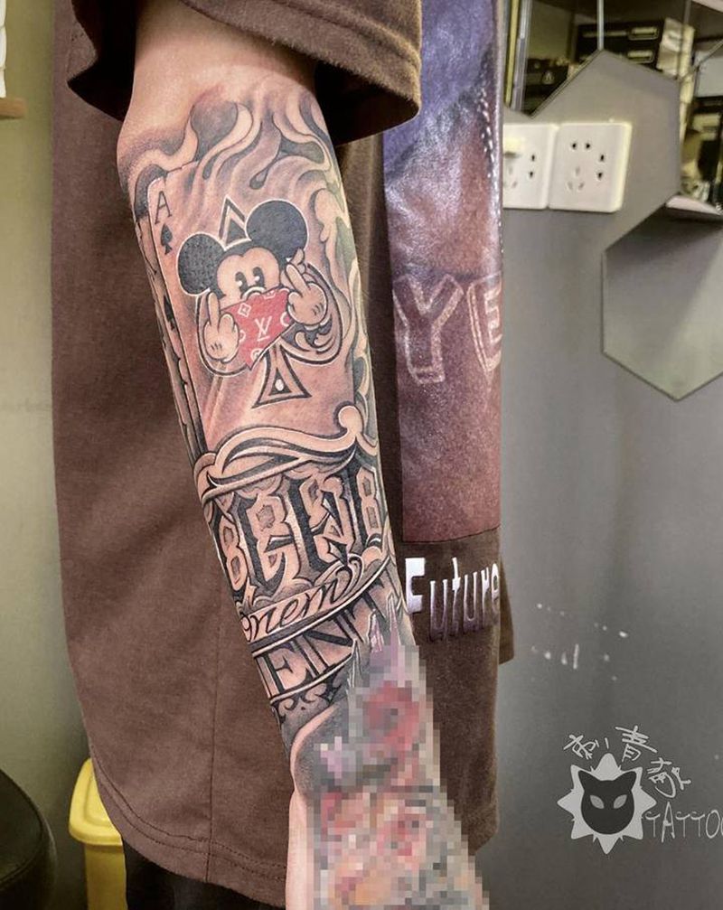 扑克牌花体纹身图片_手部手臂欧美写实New School米奇扑克牌花体纹身图案