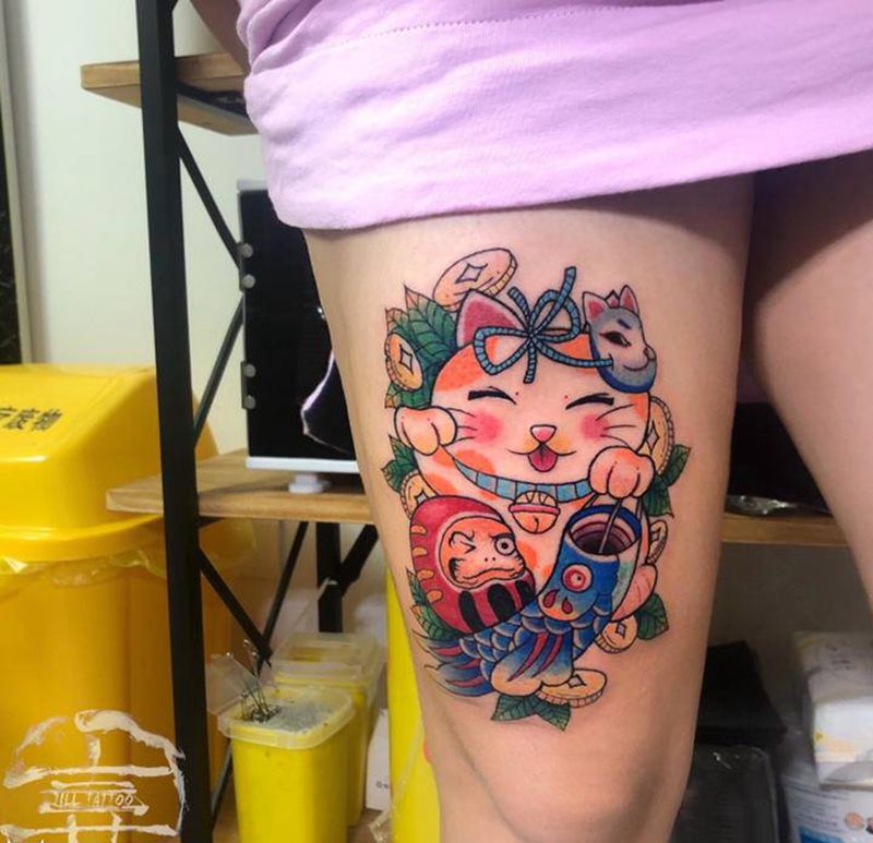招财猫纹身图片_腿部纹身图案