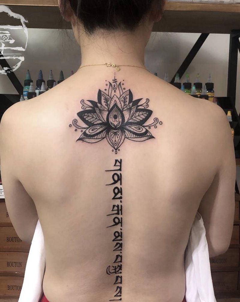 繁花梵文纹身图片_背部纹身图案