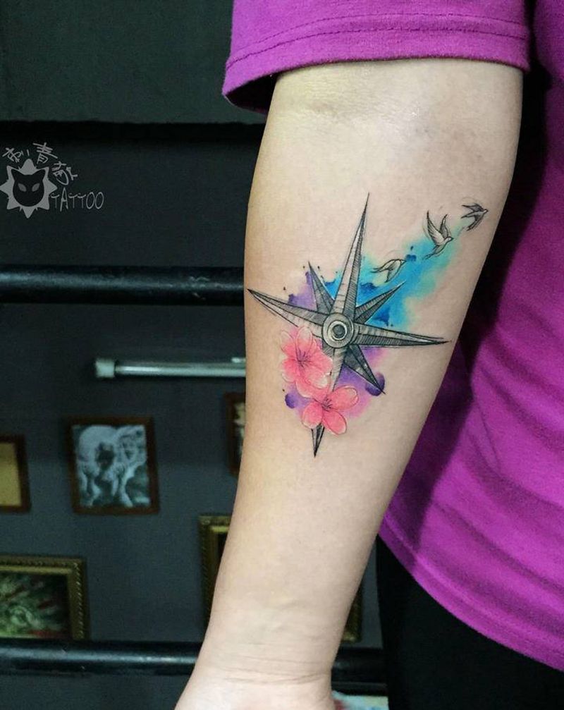 指南针纹身图片_手臂手部水彩New School指南针樱花鸟纹身图案