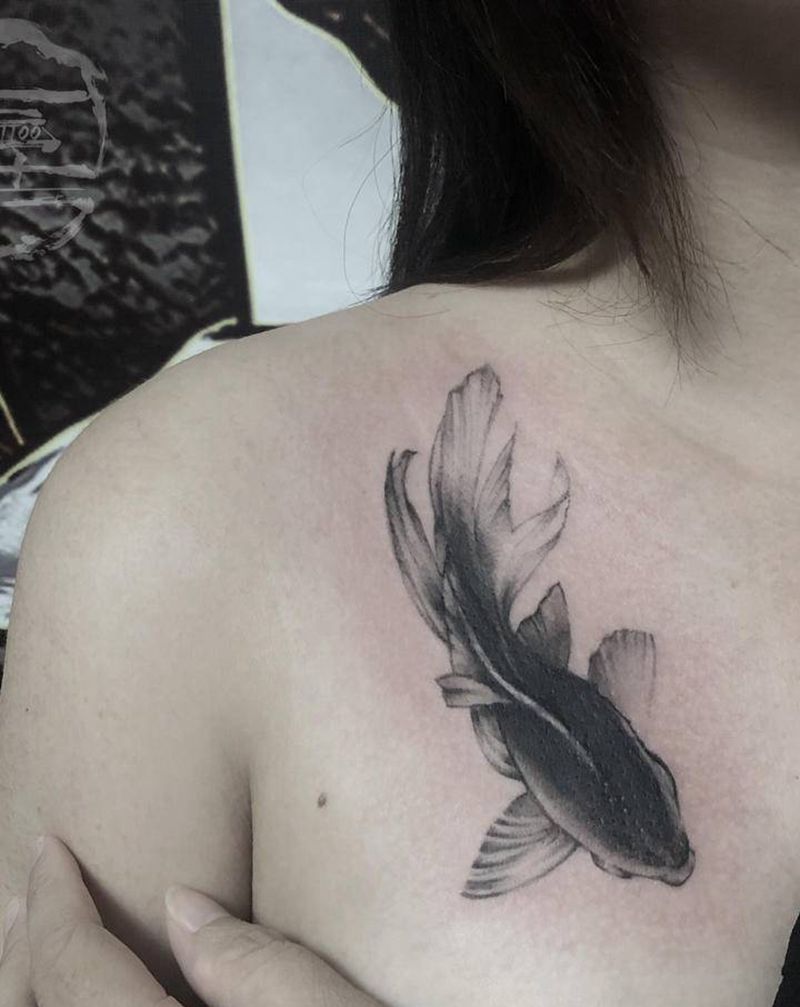 金鱼遮盖纹身图片_胸部纹身图案