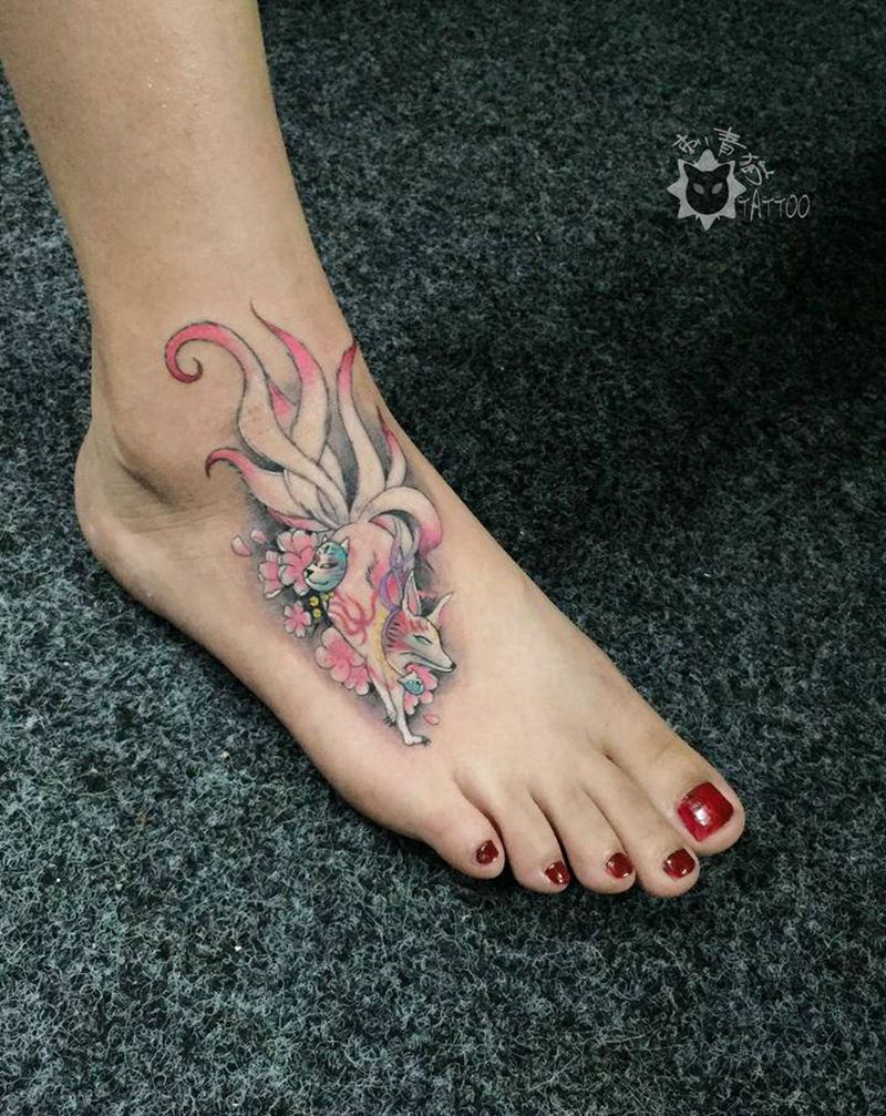九尾狐纹身图片_腿部脚部新传统老传统狐狸九尾狐脚背纹身图案