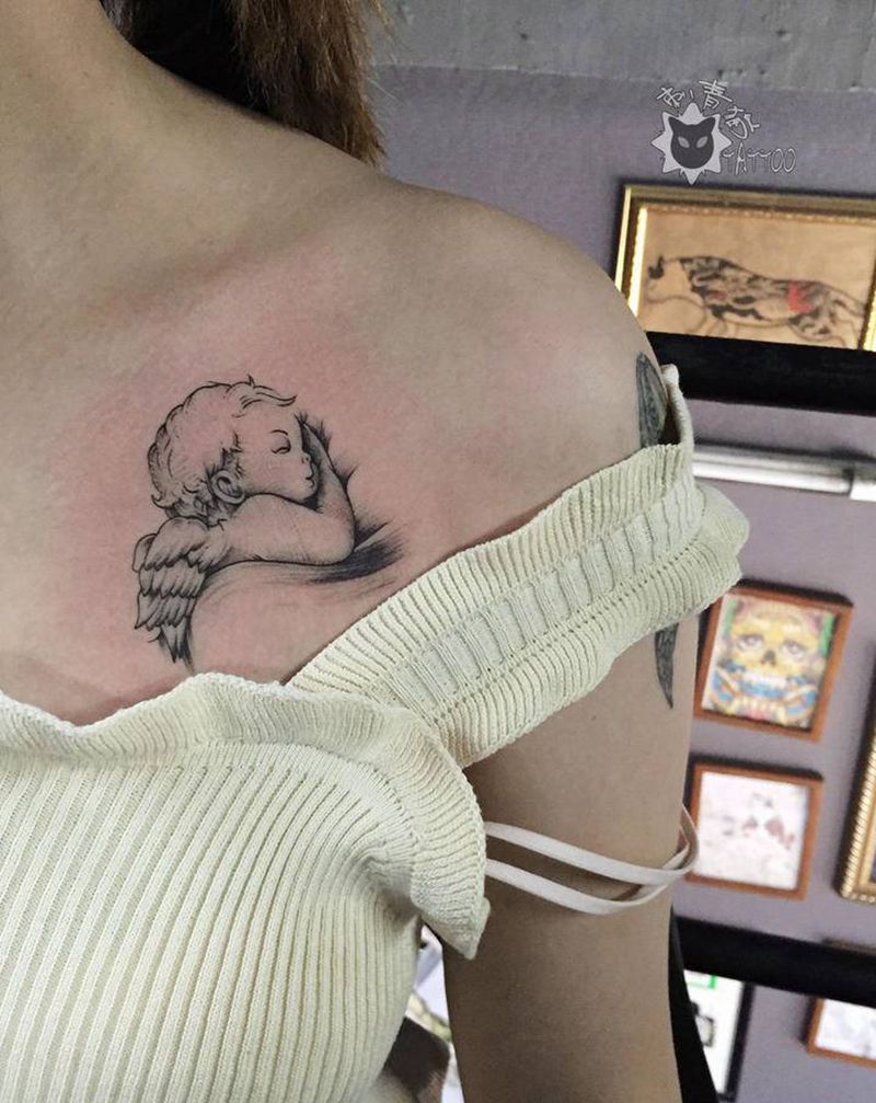 小天使纹身图片_肩部胸部点刺New School天使锁骨纹身图案