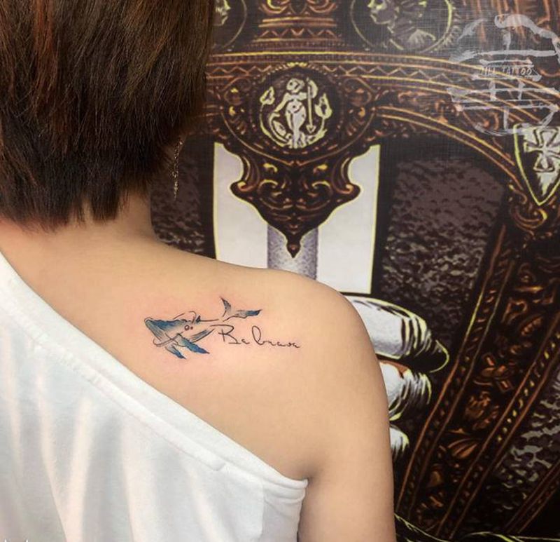 鲸鱼纹身图片_肩部鲸鱼纹身图案