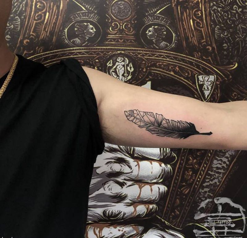羽毛纹身图片_手臂几何羽毛纹身图案