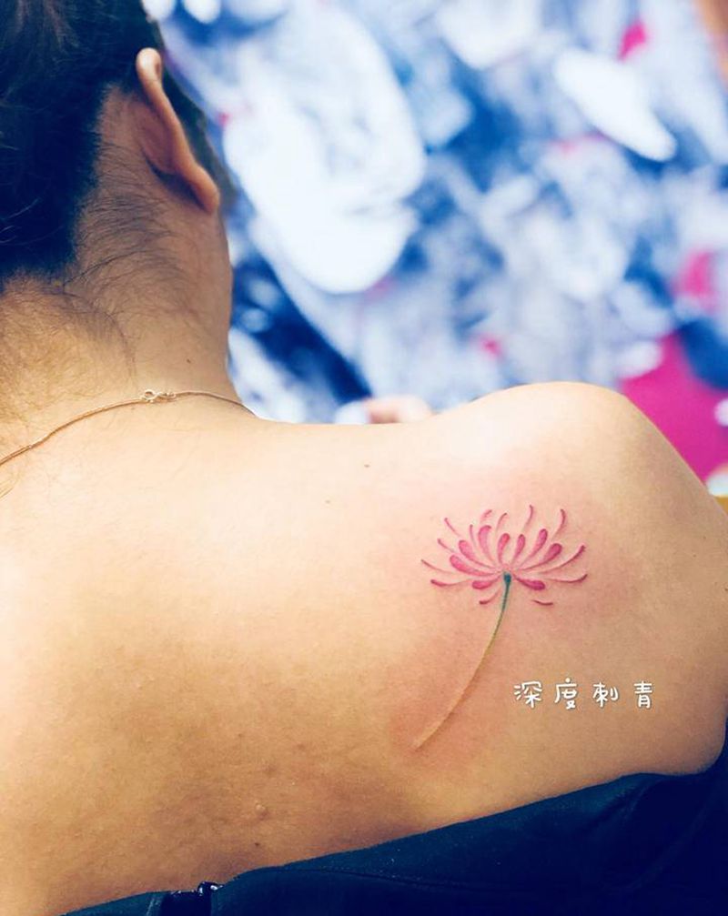 彼岸花纹身图片_肩部水彩纹身图案
