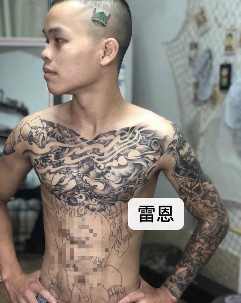 唐狮纹身图片_胸部纹身图案