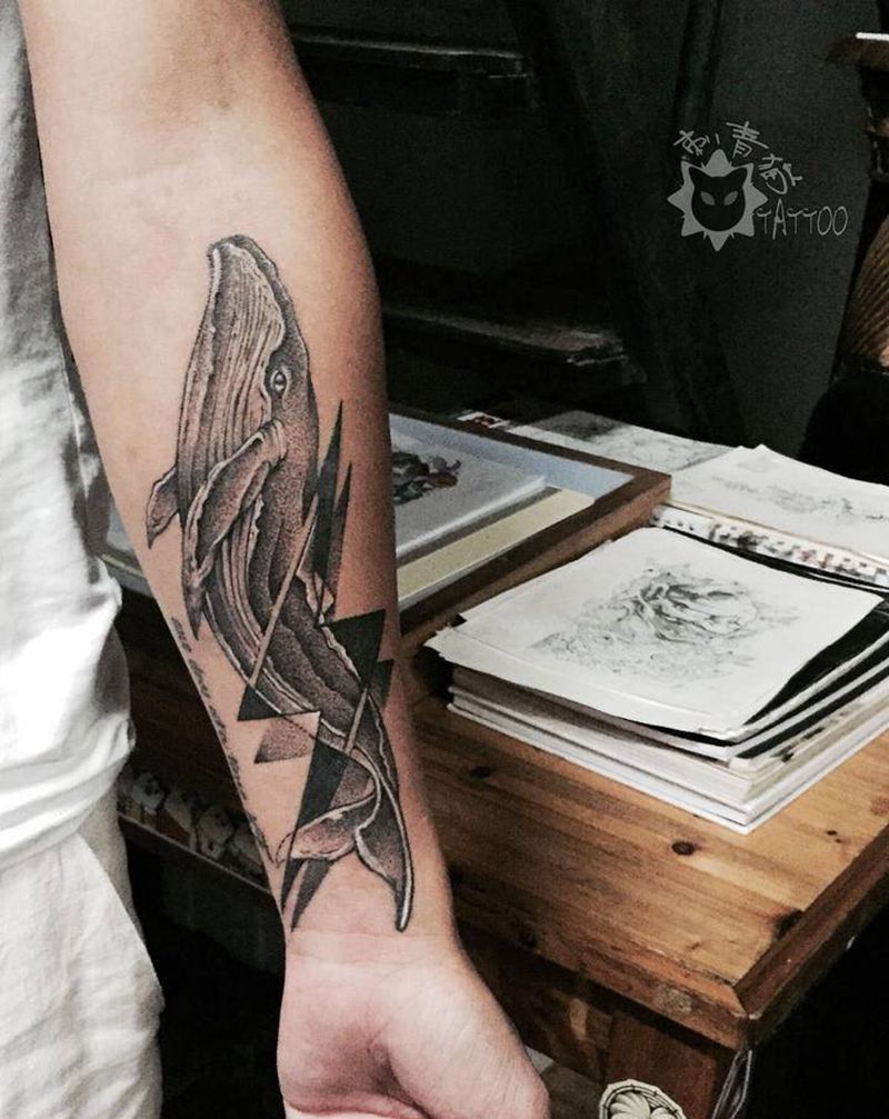 鲸鱼纹身图片_手部手臂几何点刺鲸鱼纹身图案