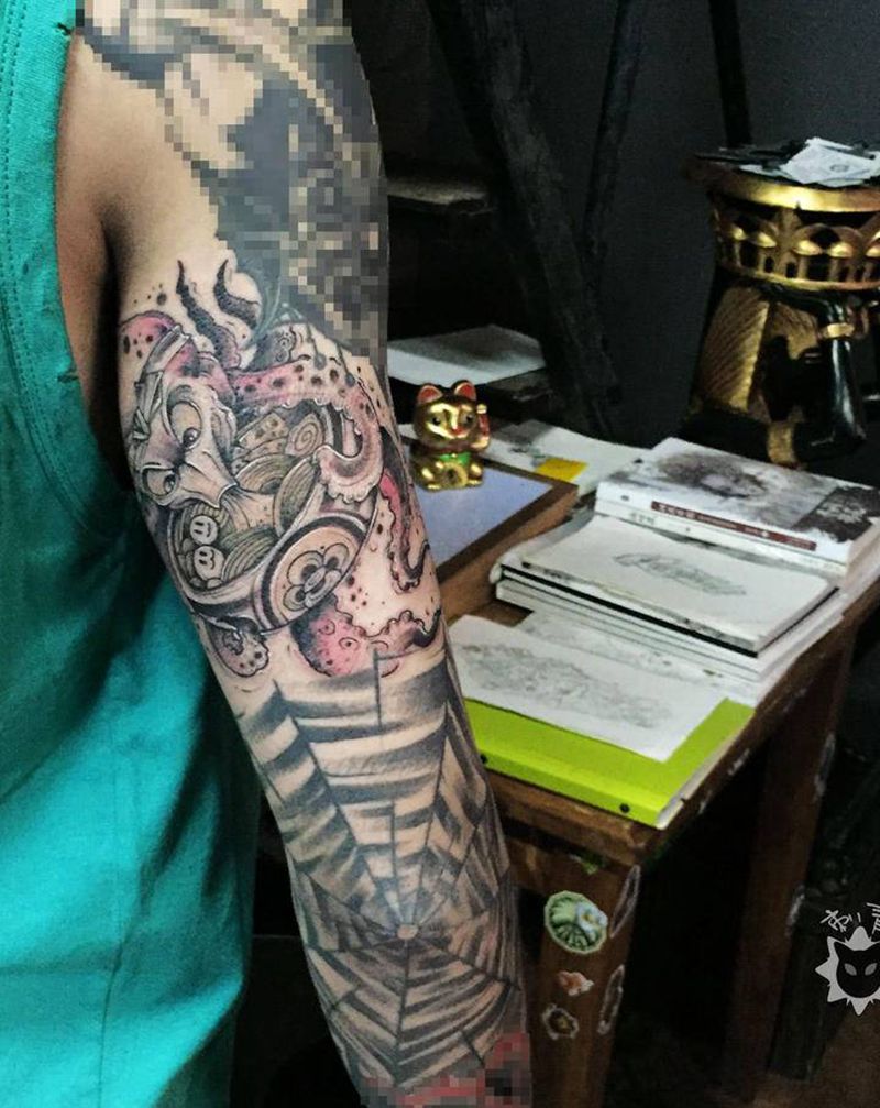 章鱼纹身图片_手部手臂新传统老传统章鱼拉面纹身图案