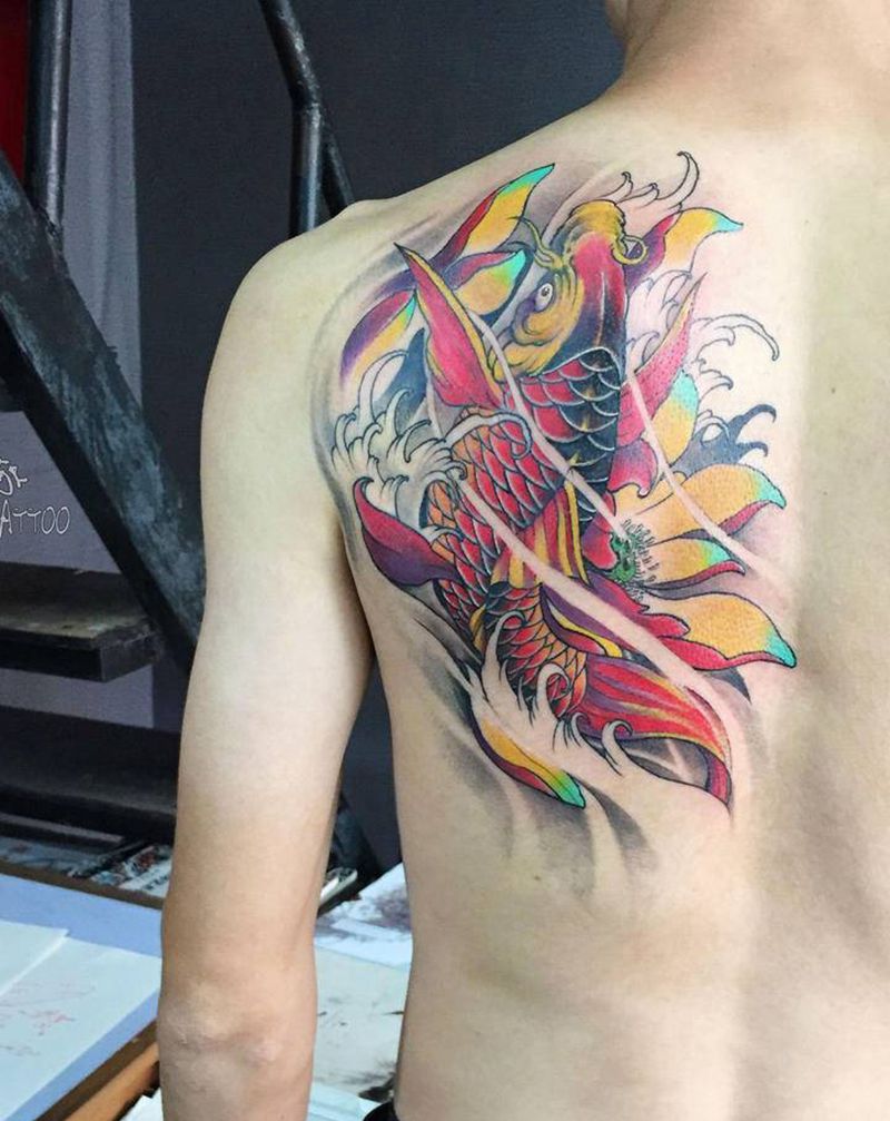 锦鲤纹身图片_背部老传统新传统鱼锦鲤莲花纹身图案