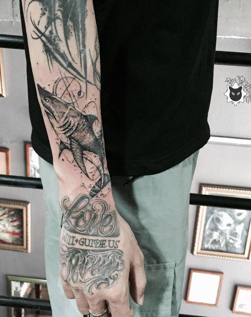 鲨鱼纹身图片_手部手臂点刺New School鲨鱼纹身图案