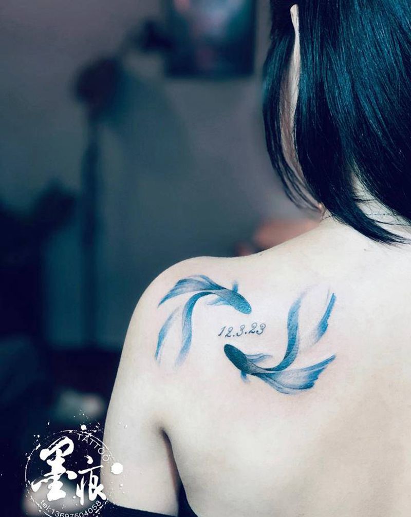 双鱼纹身图片_肩部水彩纹身图案