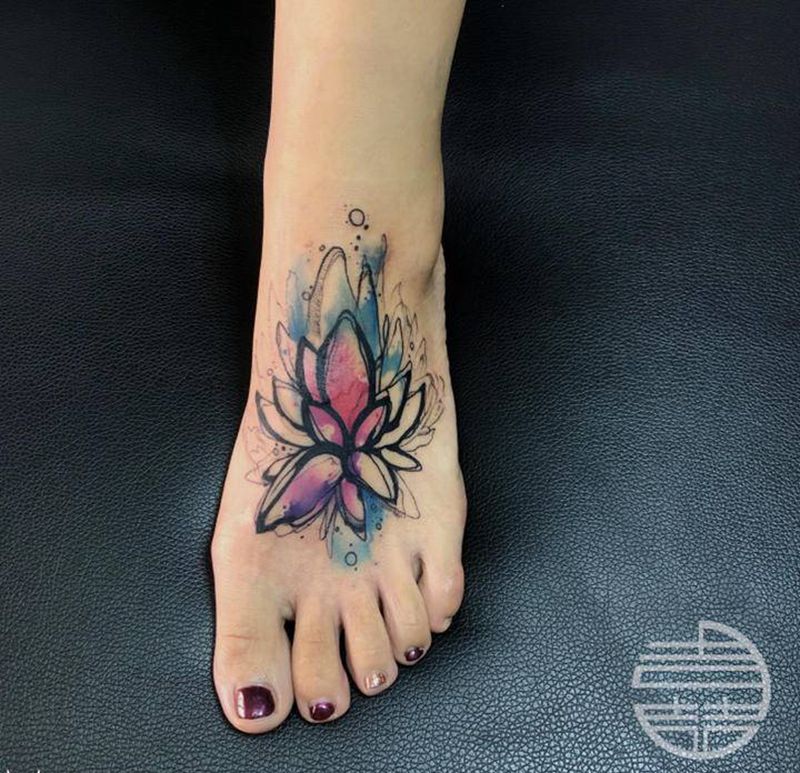 水彩莲花纹身图片_脚部水彩纹身图案