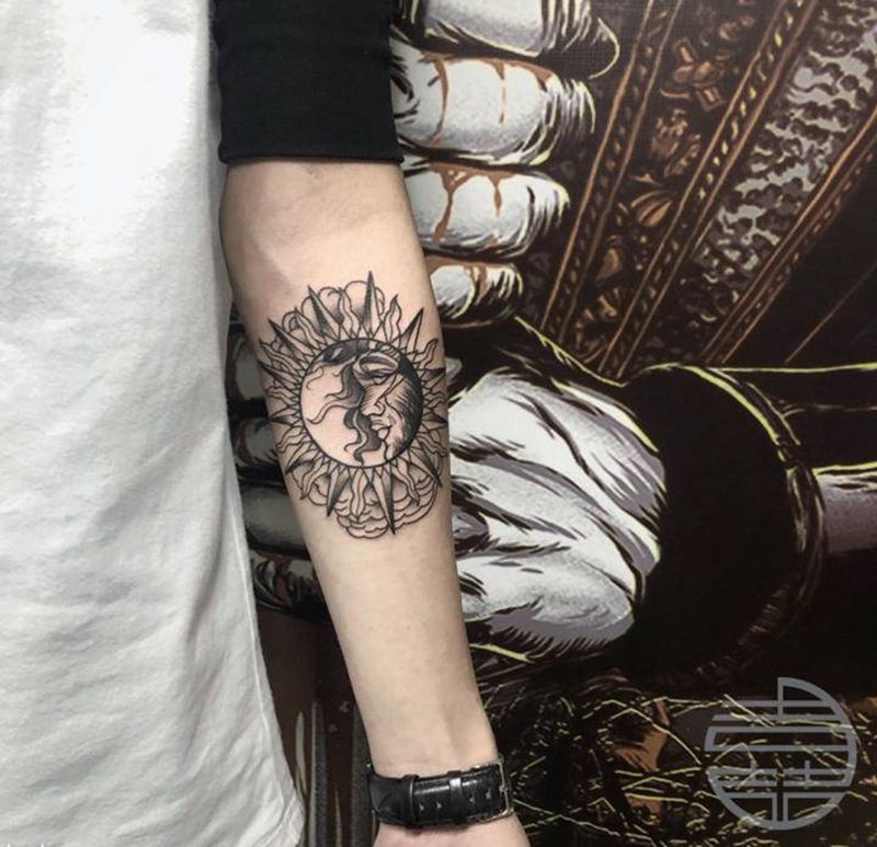 情侣纹身 日月纹身图片_手部几何水墨纹身图案