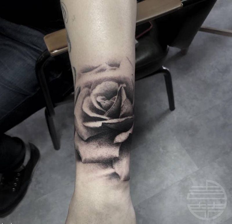 玫瑰纹身图片_手臂欧美写实纹身图案