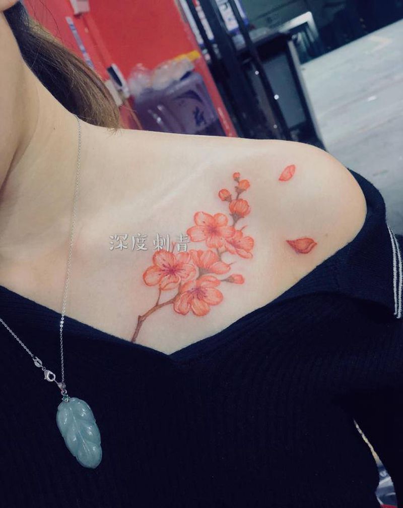 梅花纹身图片_肩部水彩纹身图案