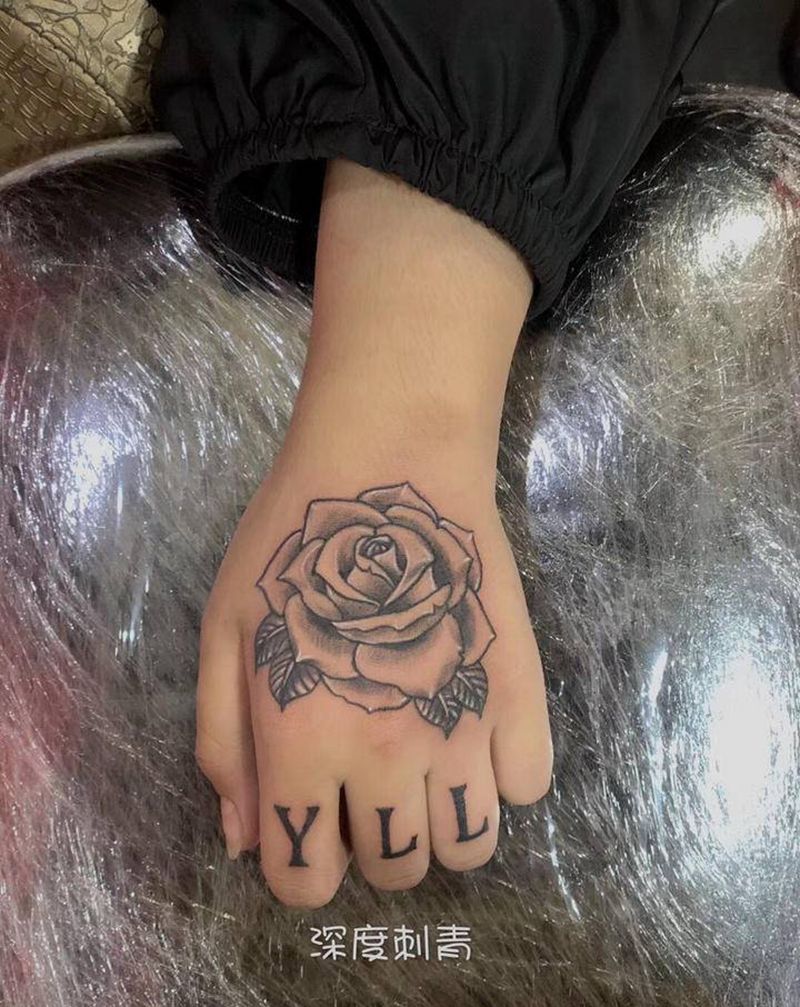 小素花纹身图片_手部新传统纹身图案
