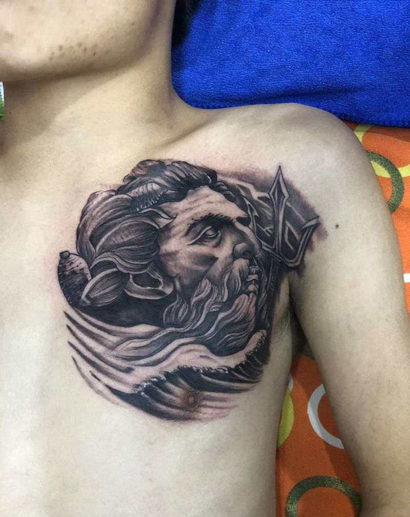 波赛冬纹身图片_胸部欧美写实纹身图案