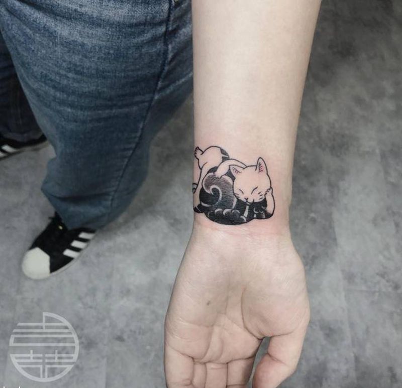 日式猫咪遮盖纹身图片_手部纹身图案