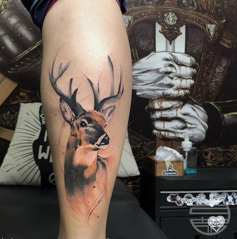 水墨鹿纹身图片_腿部水墨纹身图案