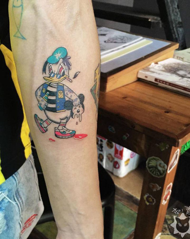 唐老鸭纹身图片_手部手臂New SchoolOld School唐老鸭纹身图案