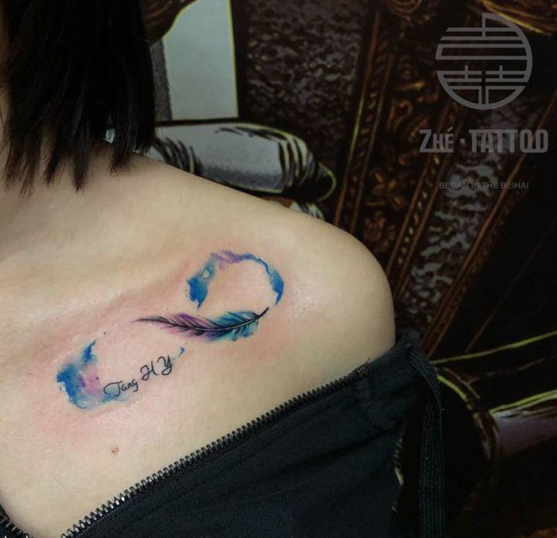 羽毛纹身图片_胸部水彩纹身图案