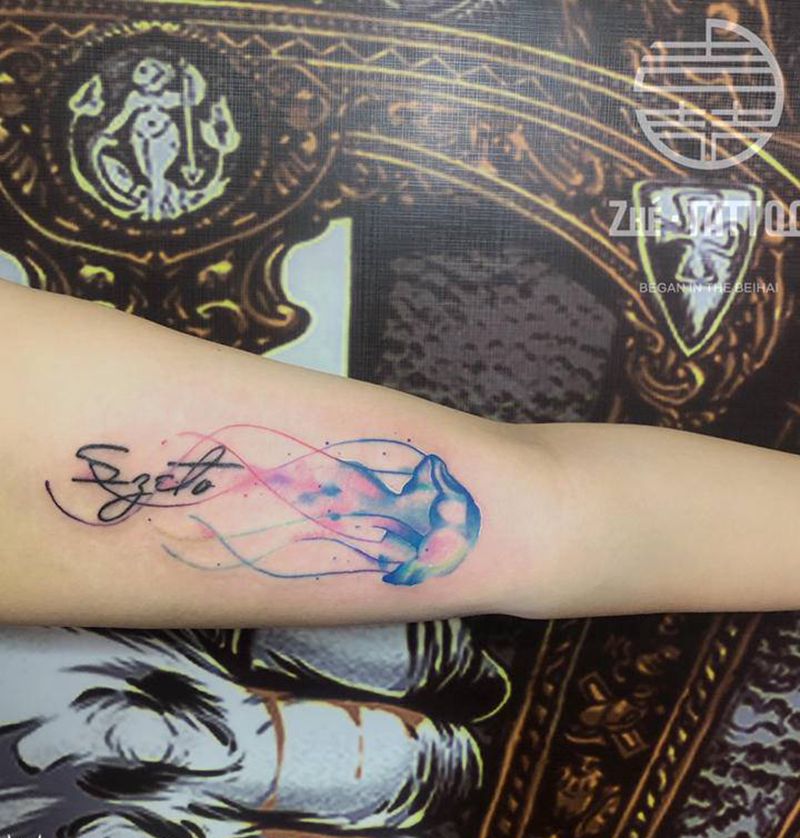 水彩水母添加纹身图片_手臂水彩纹身图案