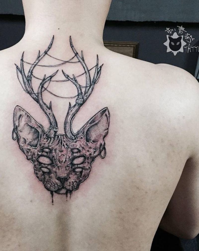 斯芬克斯纹身图片_背部欧美写实点刺猫咪鹿角暗黑纹身图案