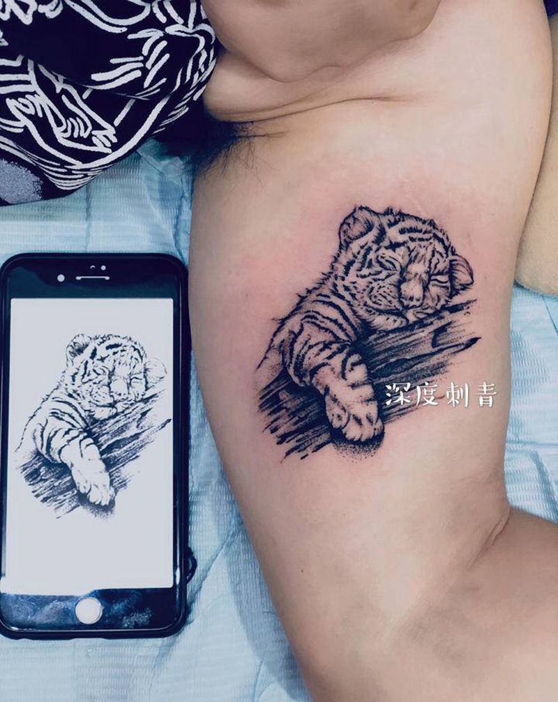 呆萌的小老虎纹身图片_手部欧美写实纹身图案