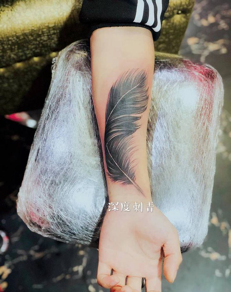 羽毛（遮盖作品）纹身图片_手部欧美写实纹身图案
