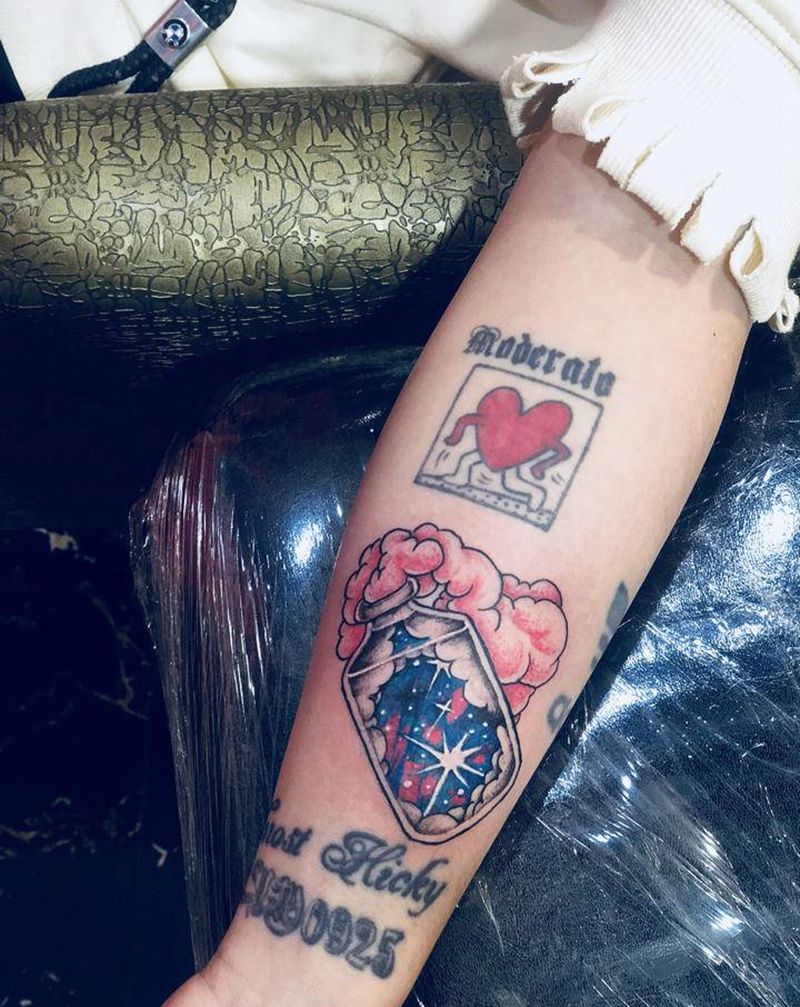 星空许愿瓶纹身图片_手部水墨New School纹身图案