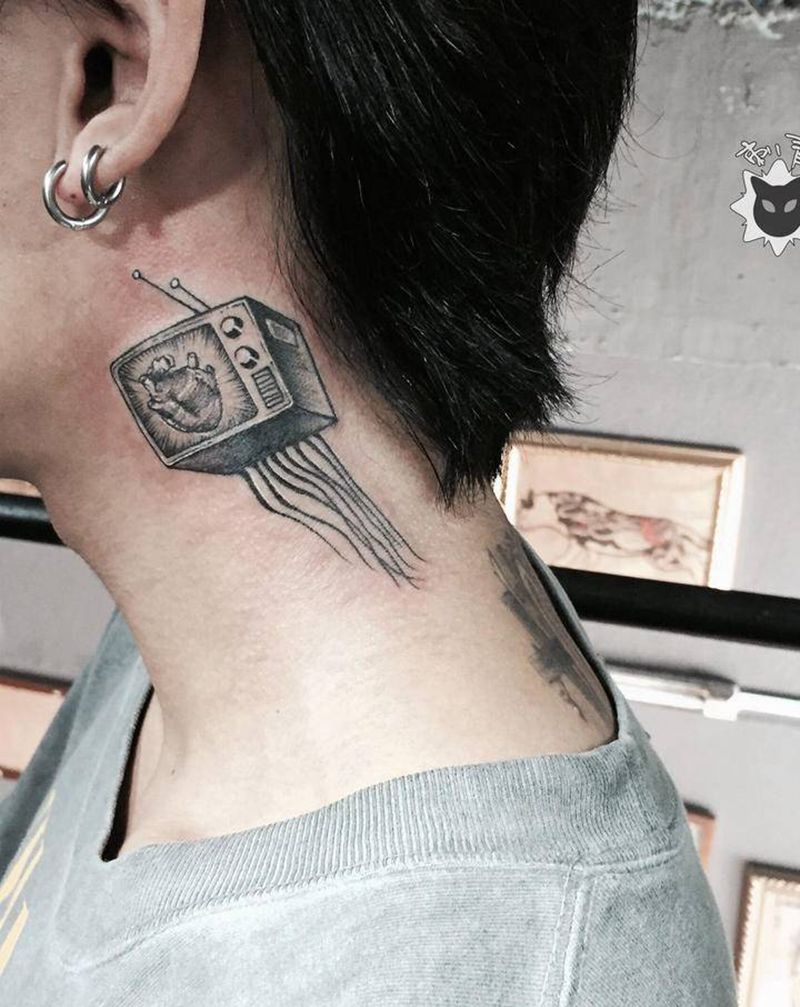 电视机纹身图片_颈部点刺几何水母心脏dian shi ji纹身图案