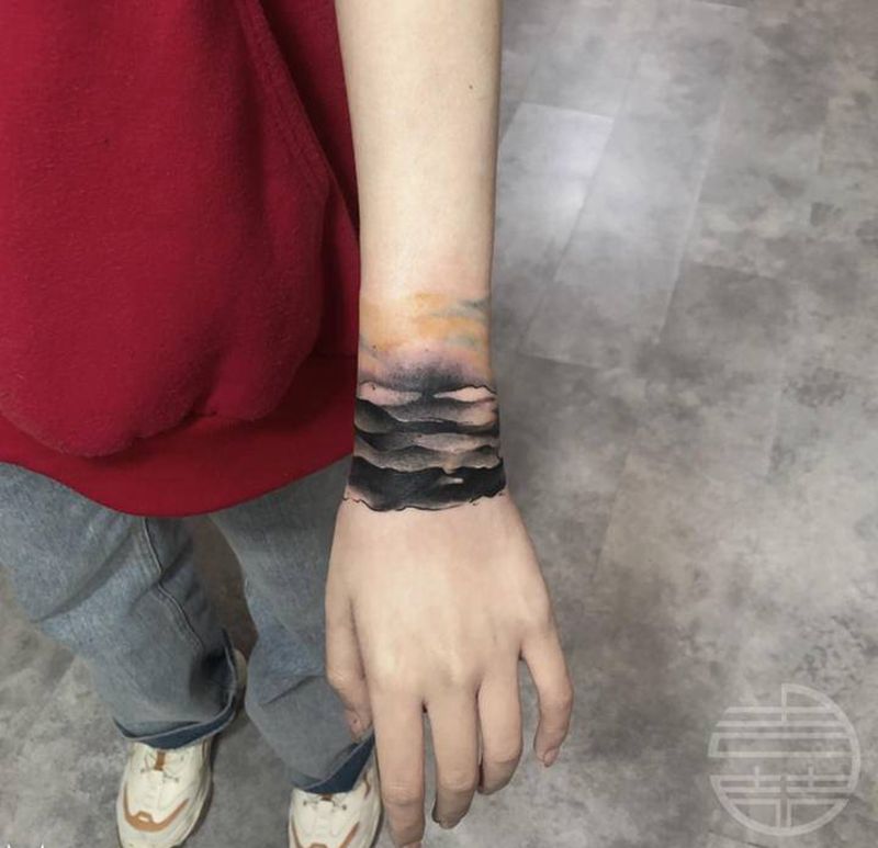 抽象水墨遮盖纹身图片_手部水墨纹身图案