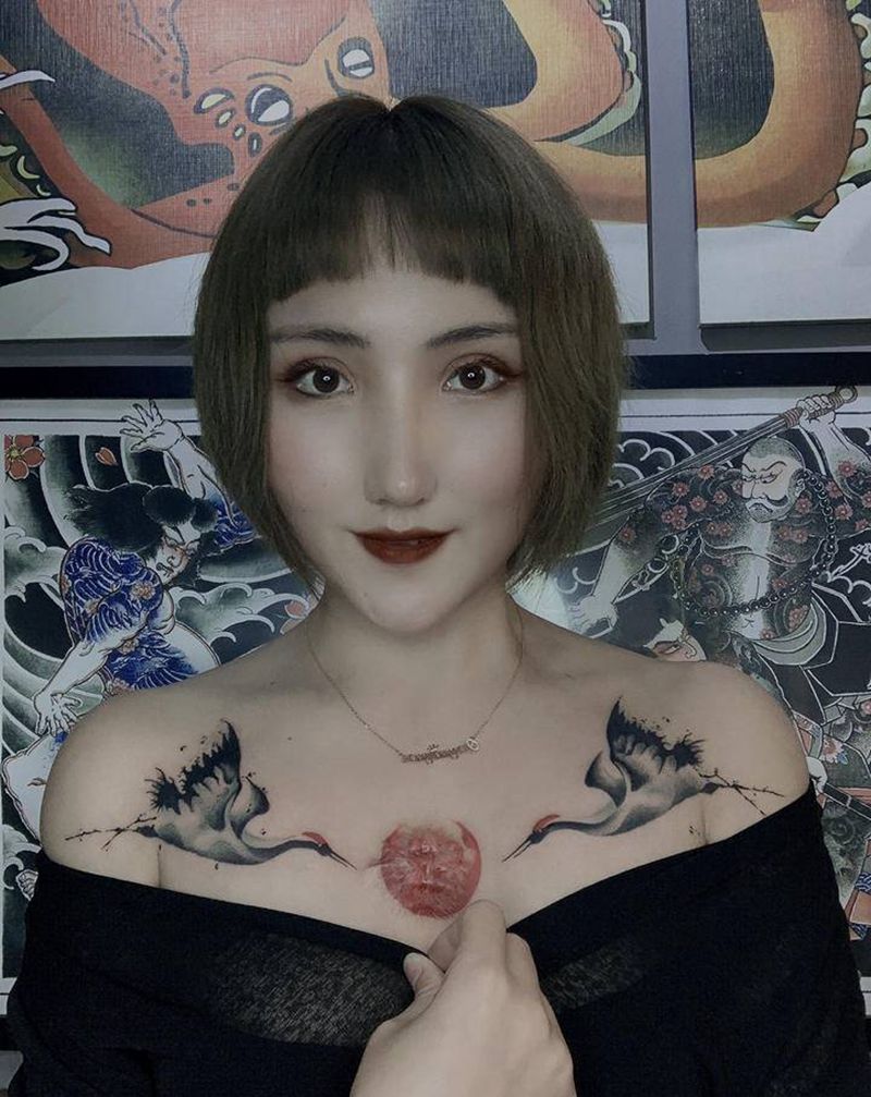 双鹤纹身图片_胸部水墨水彩鹤纹身图案