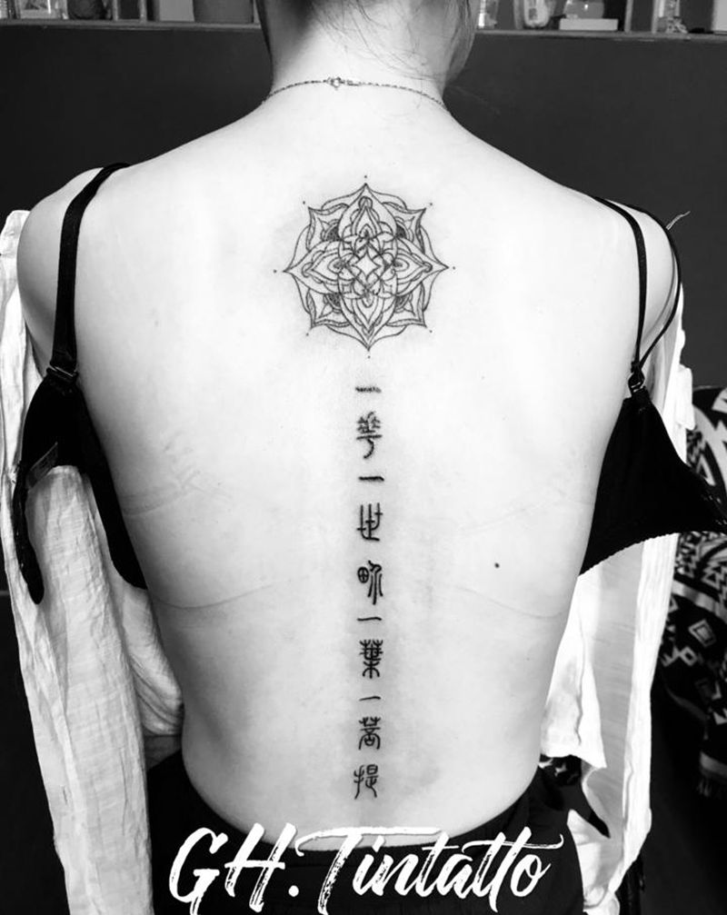 客人自带纹身图片_背部点刺纹身图案