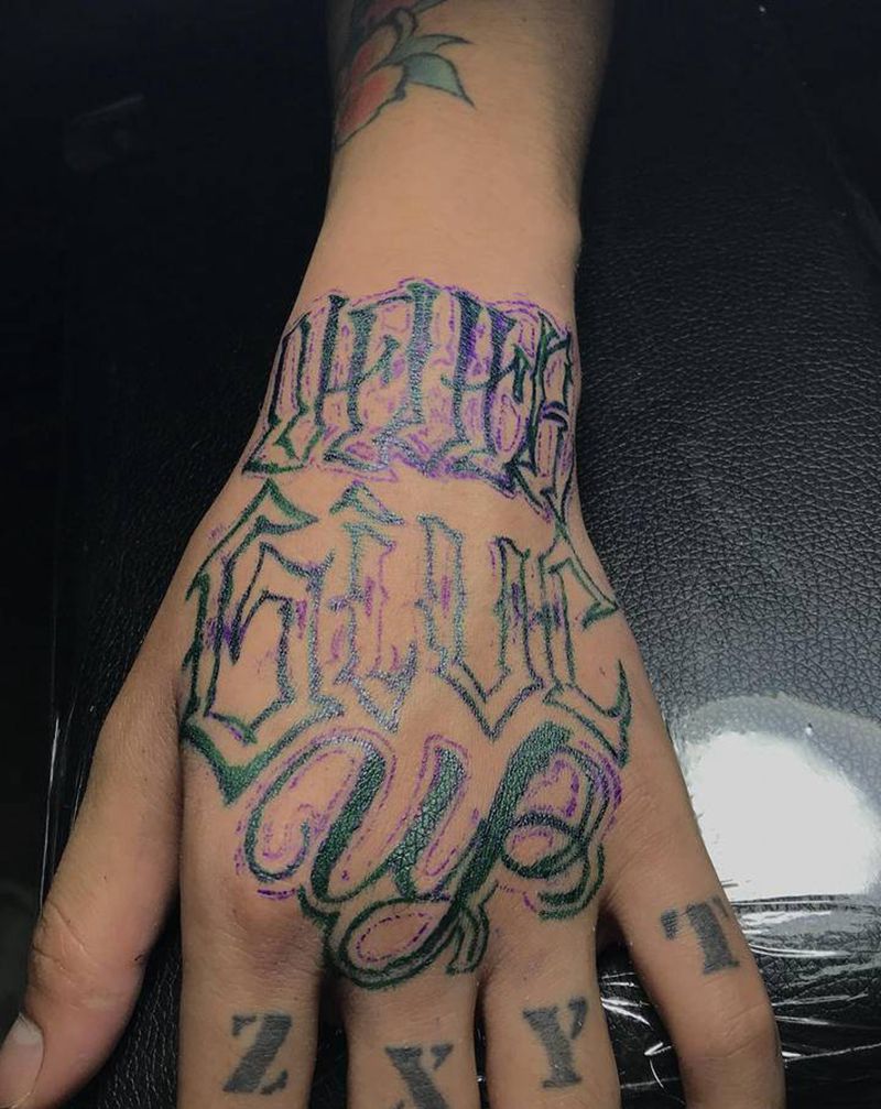 客人自带纹身图片_手部花体字纹身图案