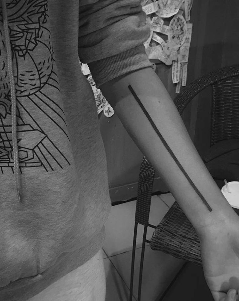 极简遮盖一根歪线纹身图片_手臂几何纹身图案