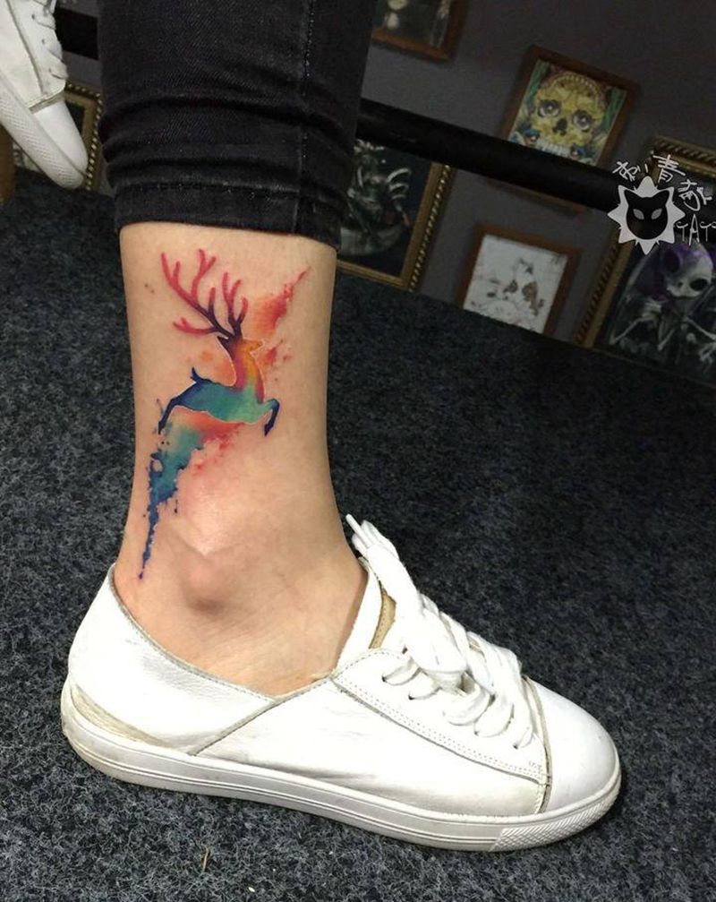 麋鹿纹身图片_脚部腿部水彩水墨麋鹿纹身图案